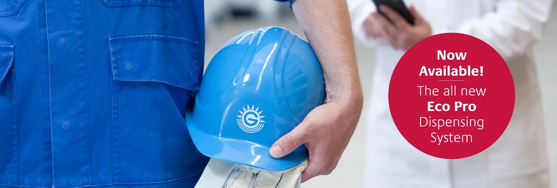 Eine Person in blauer Arbeitskleidung hält einen blauen Schutzhelm; daneben ein roter Kreis mit der Aufschrift "Now Available! The all new Eco Pro Dispensing System".